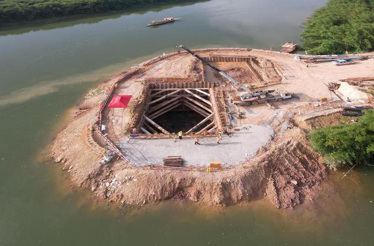 苍容高速黄华河大桥首个围堰基坑封底施工完成，基坑围护取得重大突破